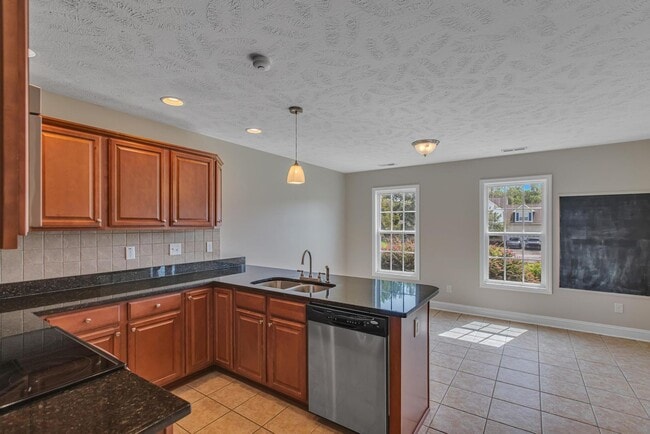 Building Photo - Large 3 bedroom with BONUS room!