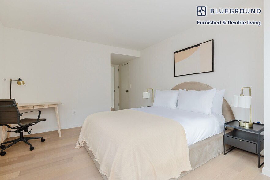 Building Photo - 255 W 94th St