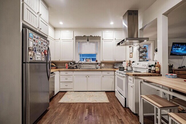 Building Photo - Beautiful 2-Bedroom Apartment – Quiet, Private Setting in Westbrook, Available September 1st
