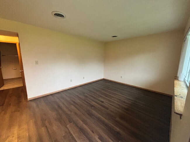 Building Photo - Lower 2BR Cozy Unit!!