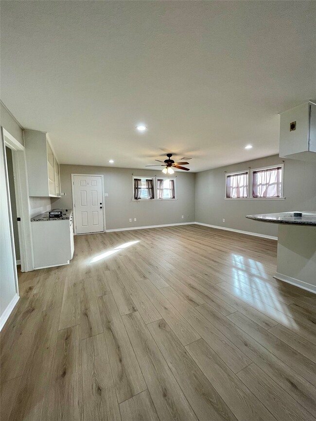 Building Photo - 817 N Valderas St