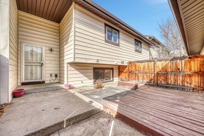 Building Photo - Bright & Updated 3-Bedroom Townhome in Desirable Cherry Creek School District