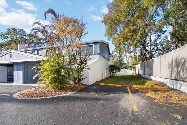 Building Photo - 102 Lago Vista Blvd