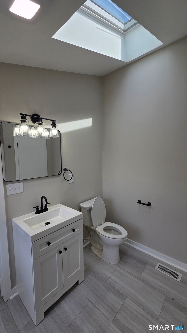 Building Photo - 5 Morris Rd