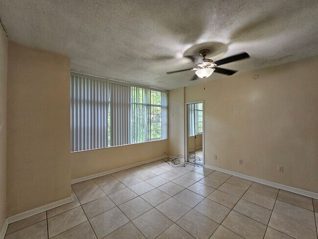 Building Photo - 6 Bedroom/3 Bath home in Black Acres