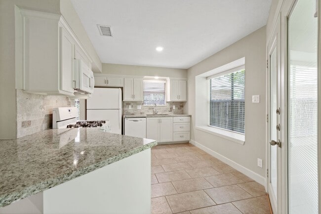 Building Photo - 69 Fallshire Dr