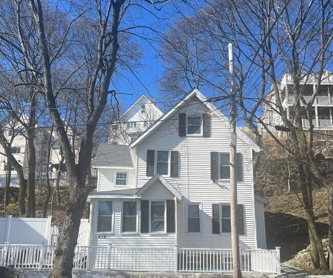 Building Photo - 452 Salem St