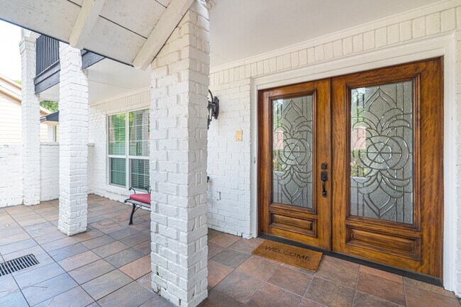 Building Photo - 16902 Summit Oaks Ln