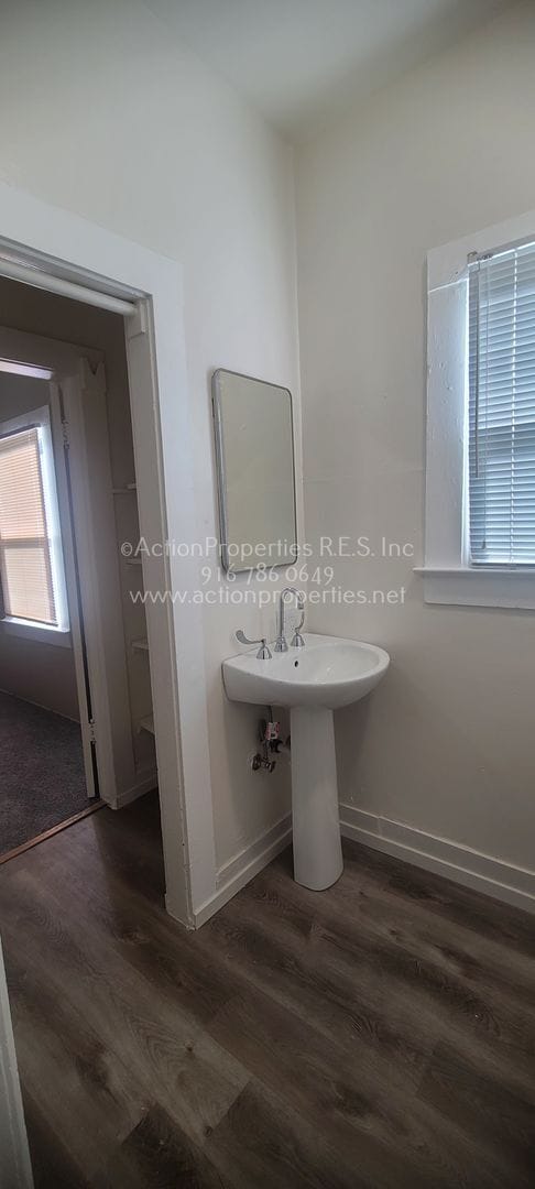 Building Photo - Updated 2 Bedroom 1 Bathroom, New Paint an...