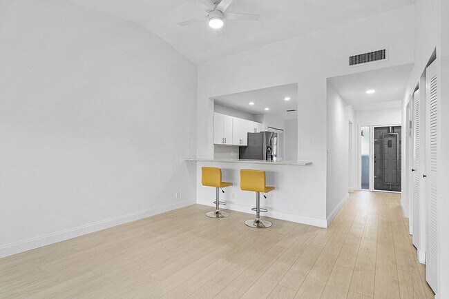 Building Photo - 5054 Golfview Ct