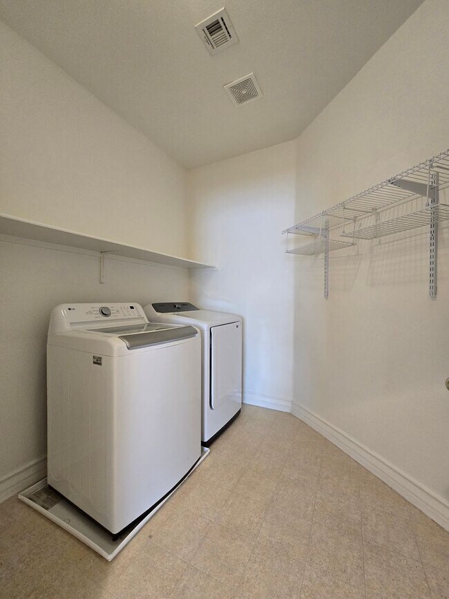 Building Photo - An Amazing NW Home! Over 3300 sq ft w/ pool & spa! Must see!