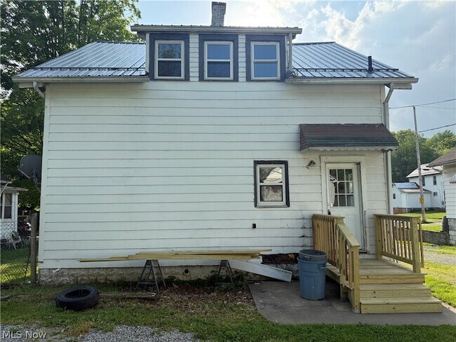 Building Photo - 210 Perry St