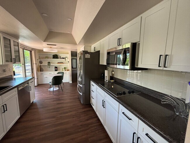 Building Photo - Discover comfortable seasonal living in Mesa, AZ with this well-appointed furnished & updated 2-b...