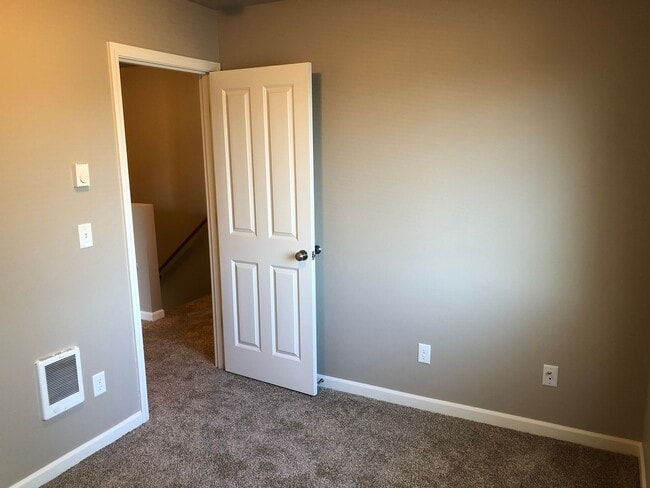 Building Photo - Newer 4 bed 2.5 bath duplex