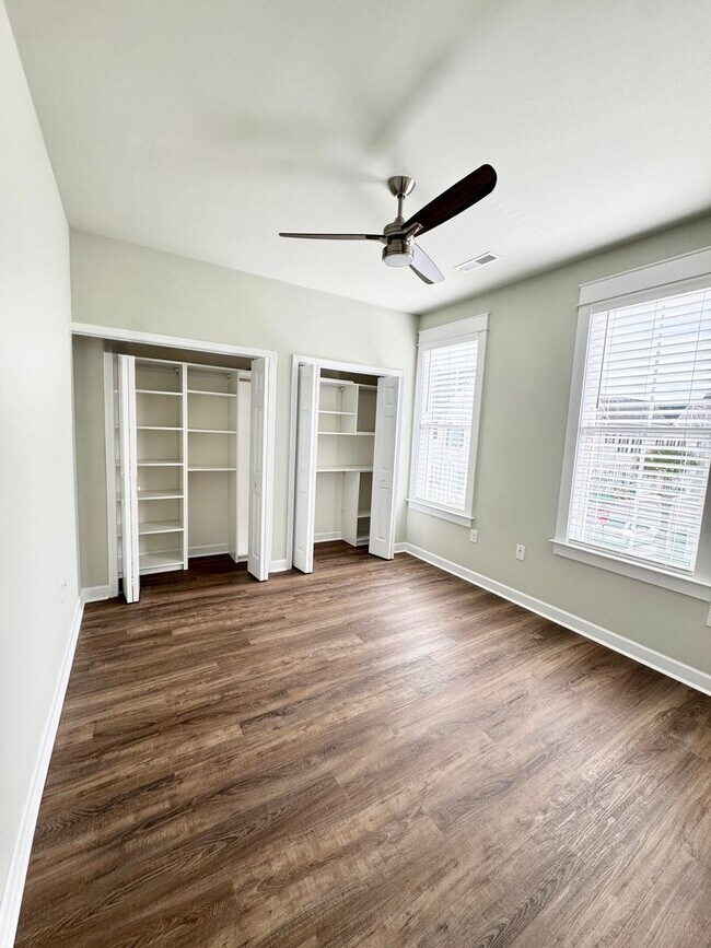 Building Photo - ELITE Townhome on Market Common! Move in ready! Make it YOURS for the Holidays!