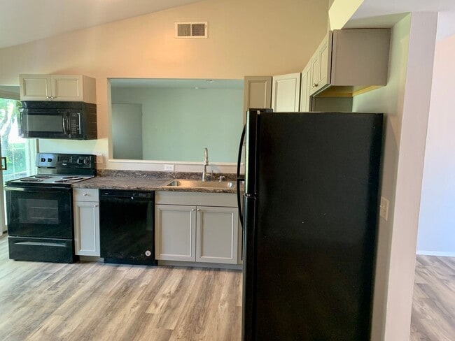 Building Photo - 3 Bedroom Home in Florissant - UPDATED KIT...
