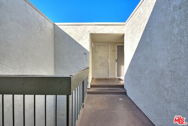 Building Photo - 4900 Overland Ave