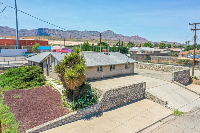 Building Photo - Beautiful 2 bed - 1 baths apartment  part of a TRIPLEX