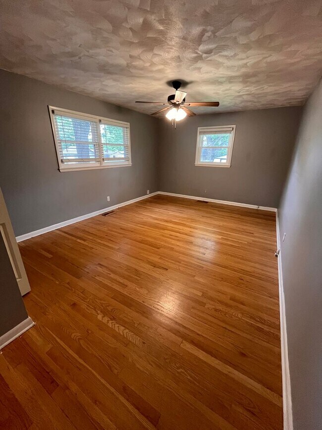 Building Photo - Upgraded 3 bed 2 bath large backyard
