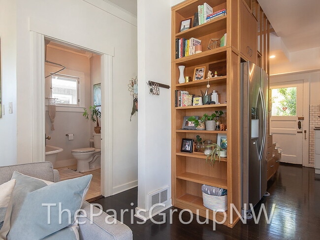 Building Photo - Remarkably Remodeled Queen Anne Home w/Air Conditioning!