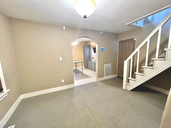 Building Photo - 424/424A, 424B W. Washington Street