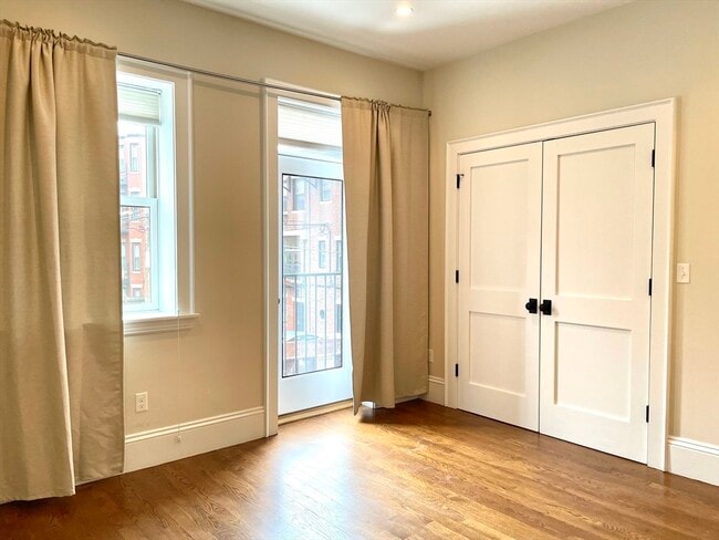 Building Photo - 468 Park Dr