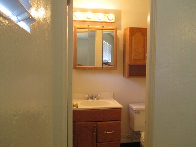Building Photo - 529 W 17th Pl