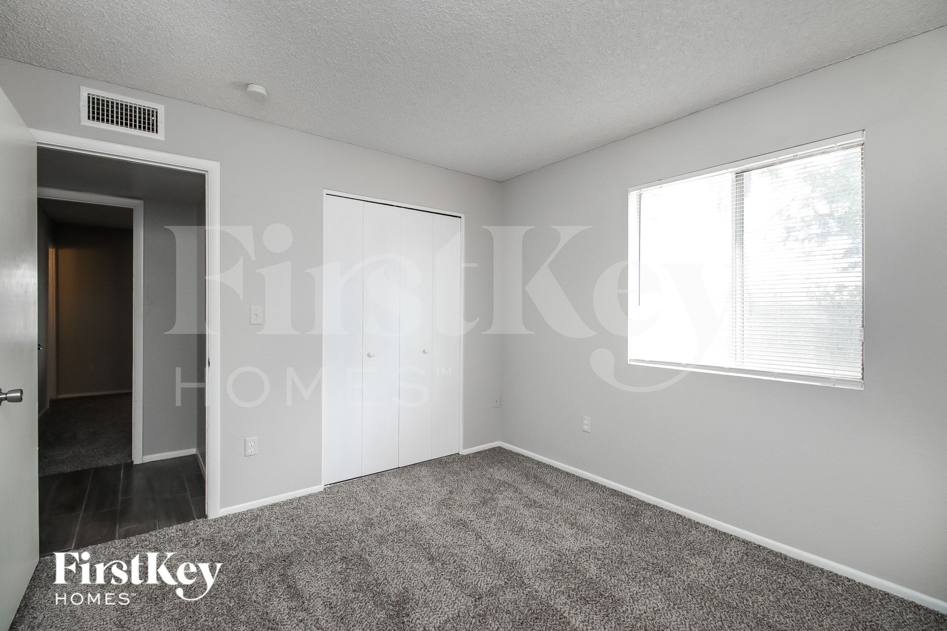 Building Photo - 5909 S Palm Dr