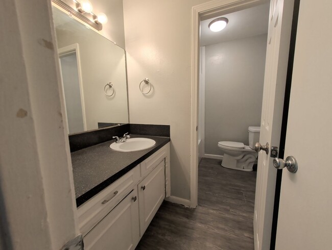 Building Photo - Updated Brookridge Townhome Available Now