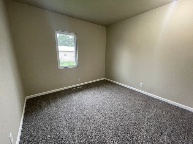 Building Photo - 3 Bedroom Fully Remodeled Marshalltown