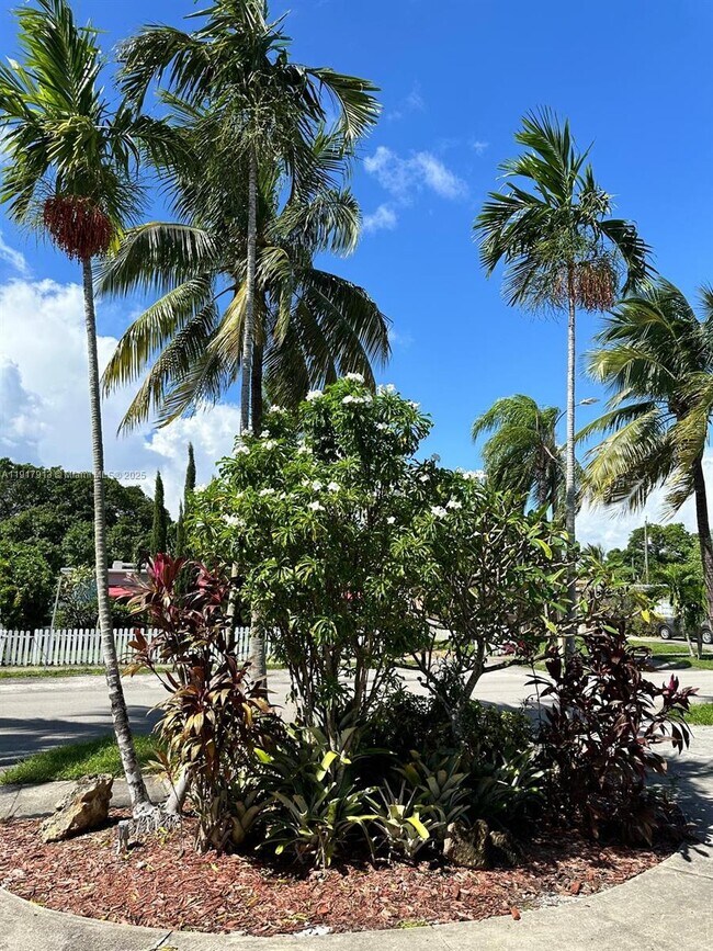 Building Photo - 161 SW 52nd Ct