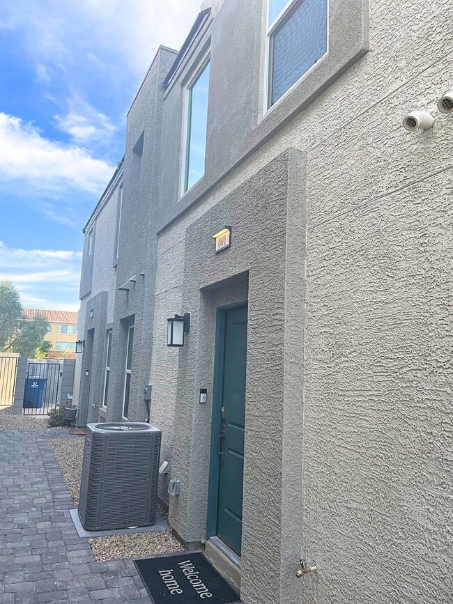Building Photo - Now Leasing – Brand-New Townhome in Herita...