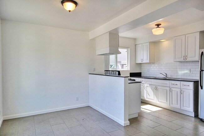 Building Photo - 6668 Del Playa Dr