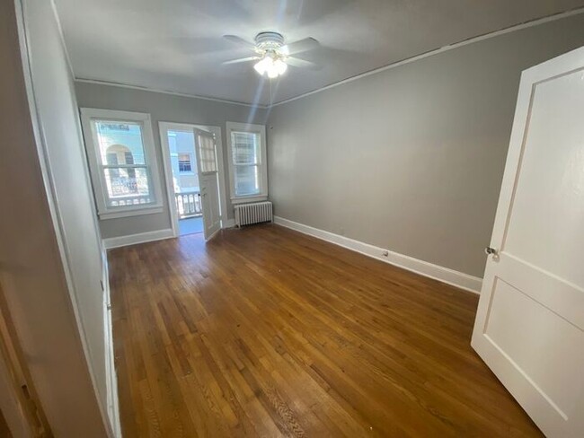 Building Photo - Great Large 1 Bedroom Apartment in VA High...