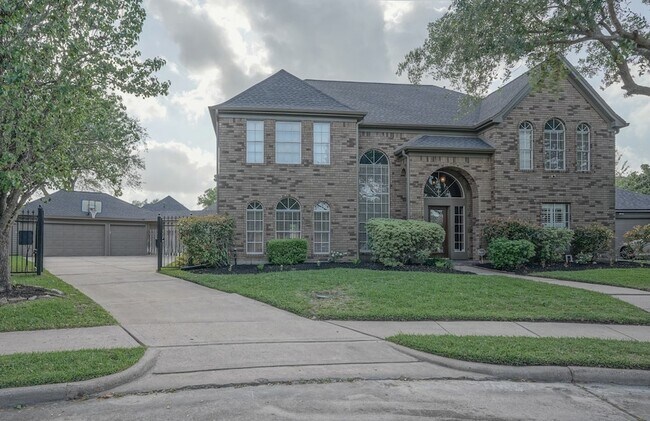 Building Photo - 2108 Lakeway Dr