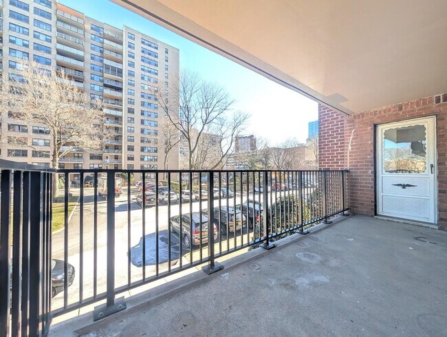 Building Photo - 225 St Pauls Ave