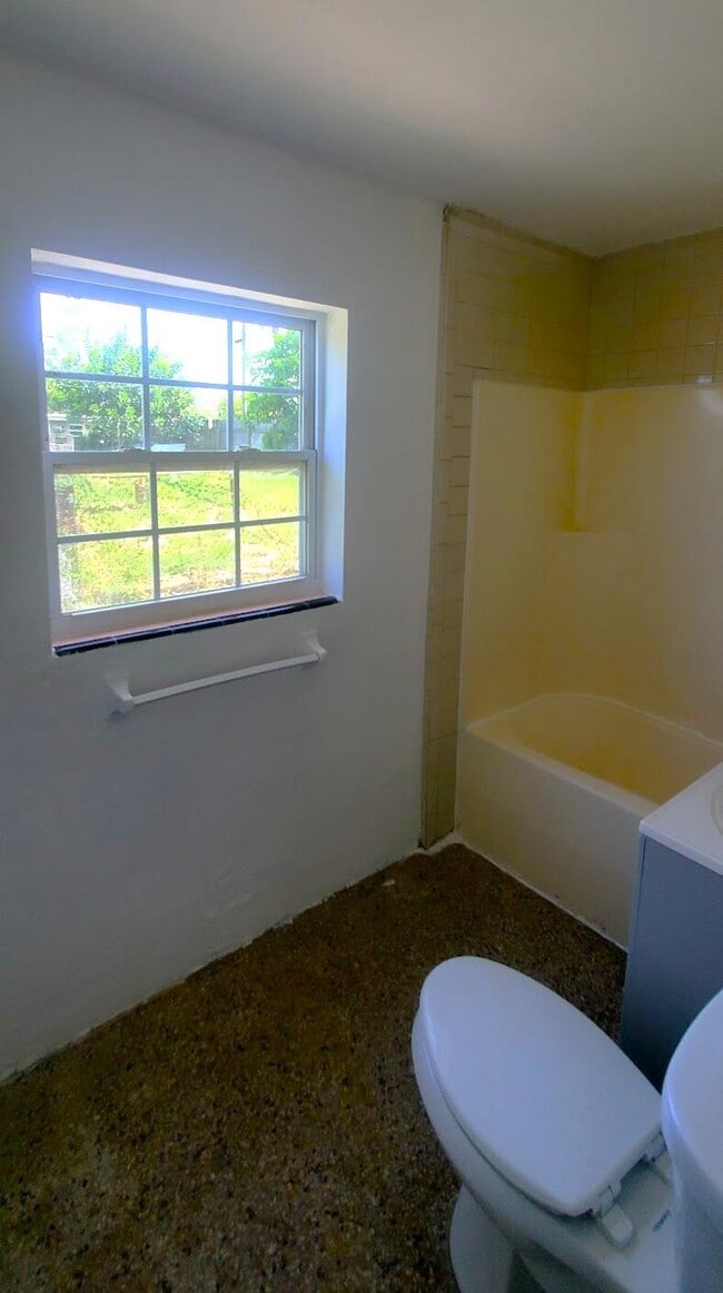 Building Photo - 161 6th Dr SW