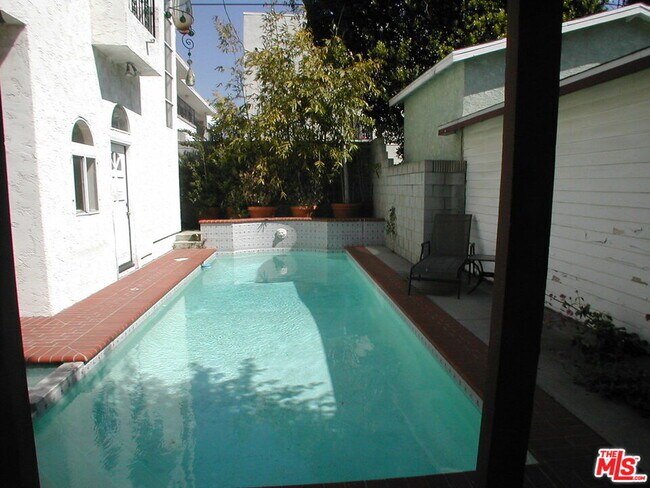 Building Photo - 522 N Edinburgh Ave