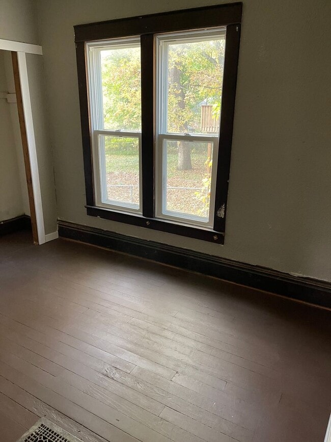 Building Photo - 4 Bed / 1.5 Bath Two Story House for Rent!!