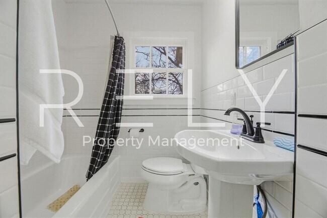 Building Photo - 933 E 56th St