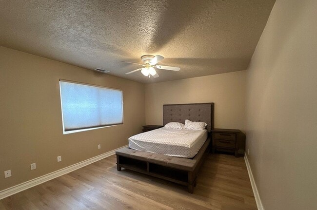 Building Photo - Spacious 5 Bedroom, 3 Bathroom Lake House ...
