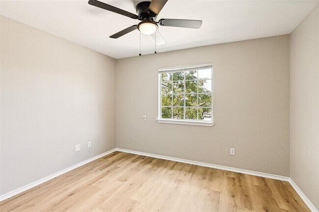 Building Photo - 945-947-947 Sagewood Trail