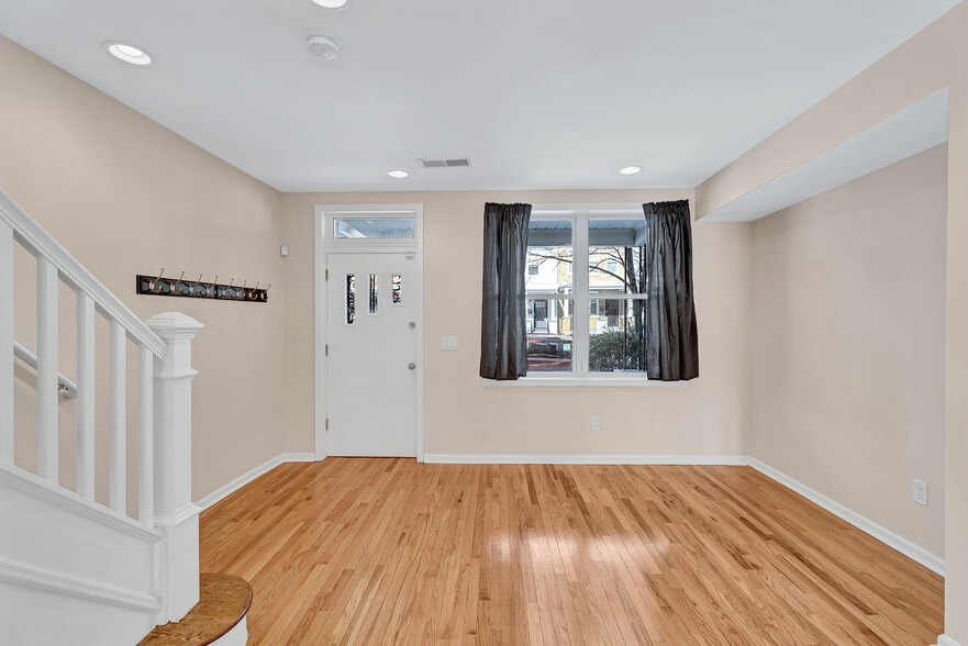 Building Photo - 1921 Bennett Pl NE