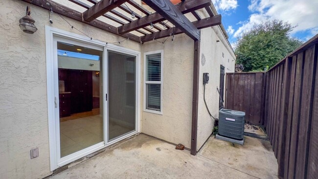 Building Photo - Enjoy Half Off Your First Month's Rent! 3-bedroom, 2.5-bath Split-Level Condo