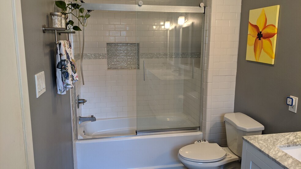 Upstairs bathroom - 1702 Waterloo Trl