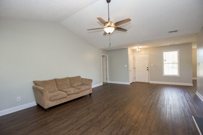 Building Photo - Adorable 3 bedroom 2 bath + Bonus in Raeford