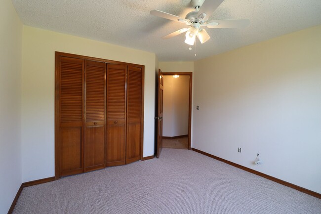 Building Photo - 3/2/2 Split plan with over 2100 square feet