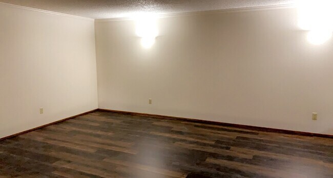 Building Photo - 305 La Villa Dr