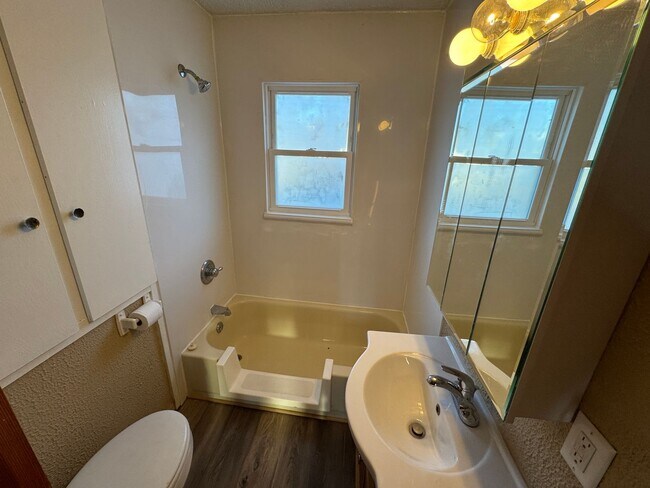 Building Photo - Cozy 2-Bedroom Home In a Peaceful Neighborhood!