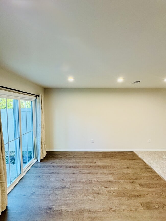 Building Photo - 405 Myrtle Mdws Dr